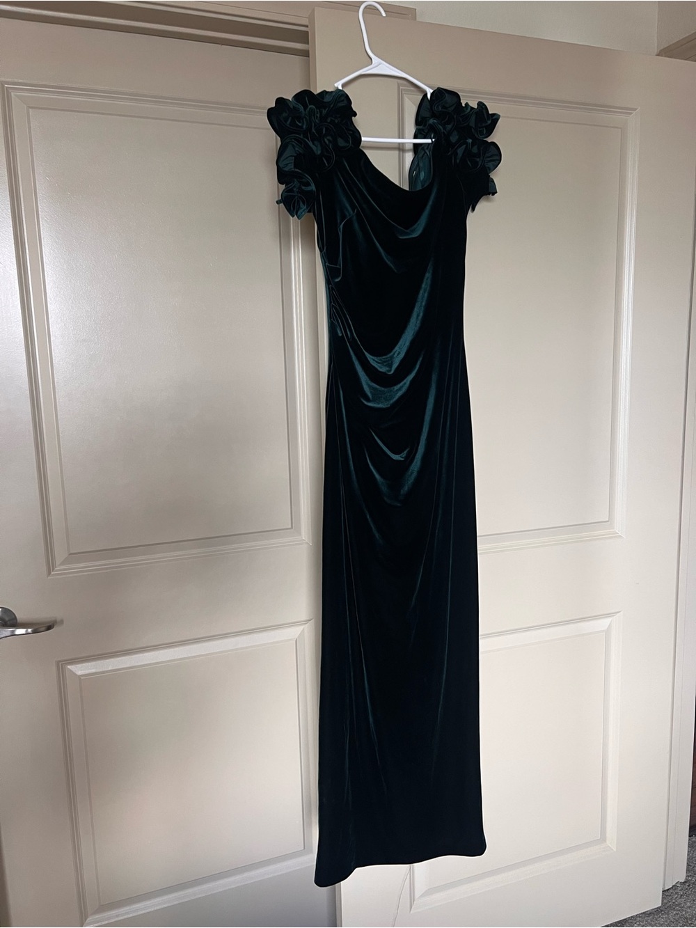 Elegant Dark Green Velvet Evening Dress with Floral Shoulders